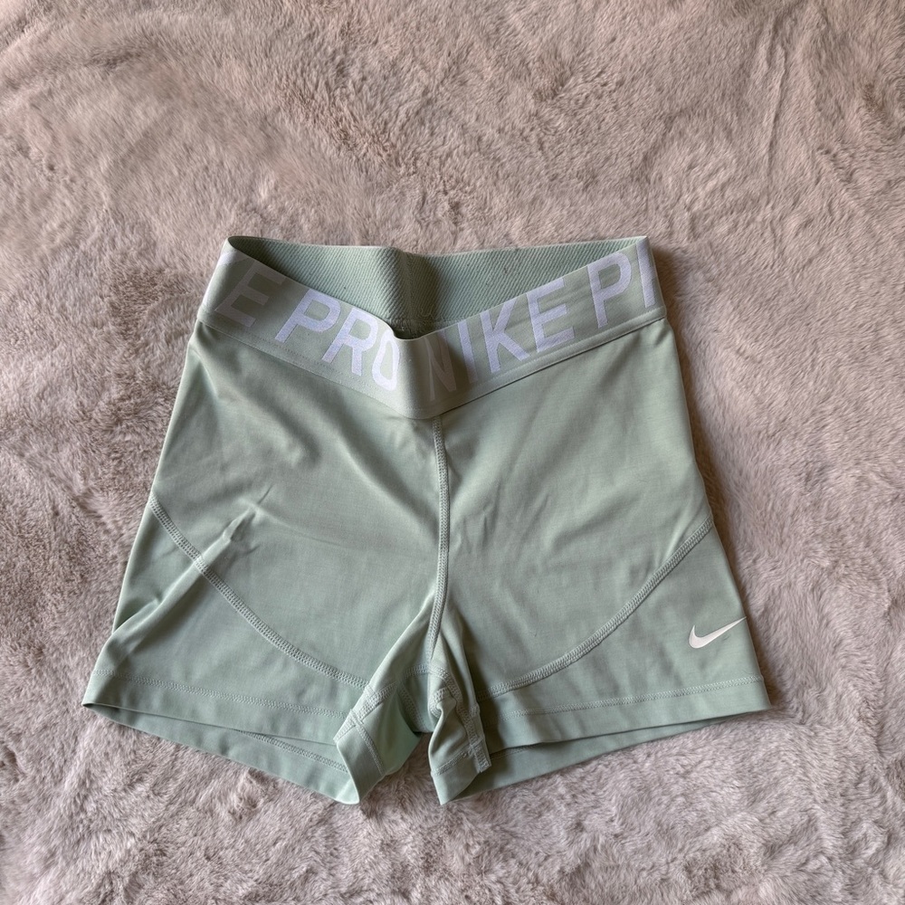Nike pro shorts size M